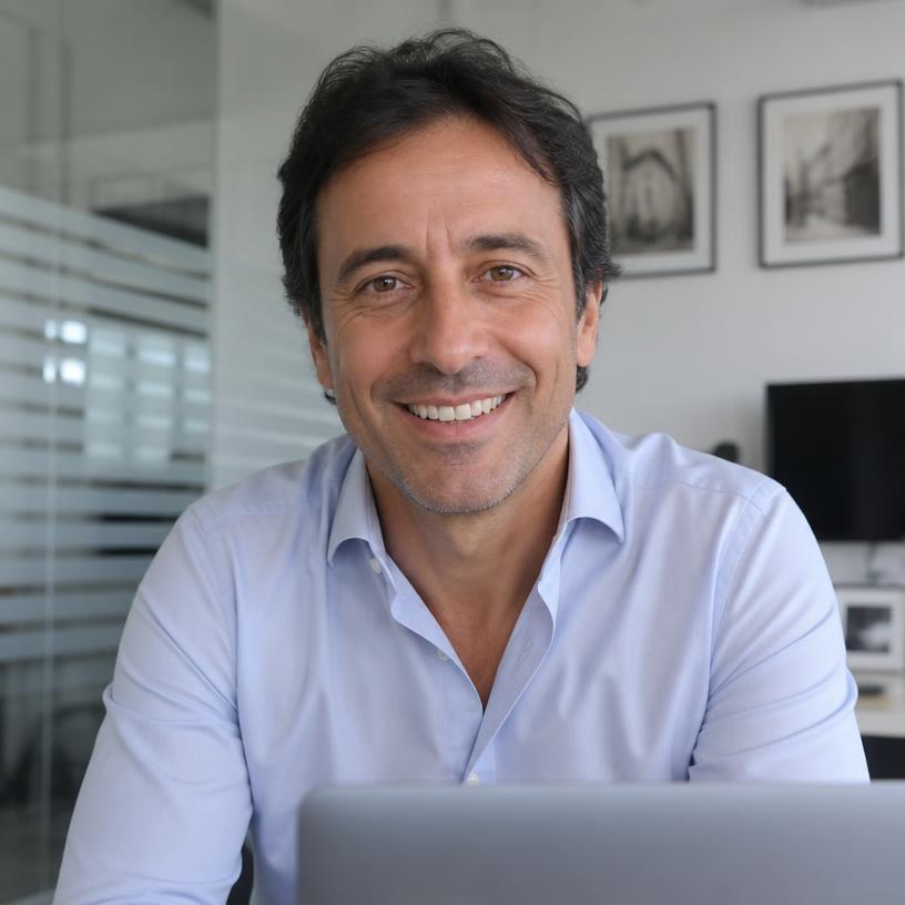 Marco, cliente Squadd, sorride in videochiamata